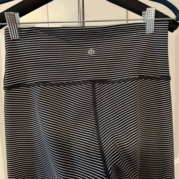 Lululemon Athletica Like New Wunder Under HR. Cropped Striped Leggings Size 8 - Picture 6 of 7